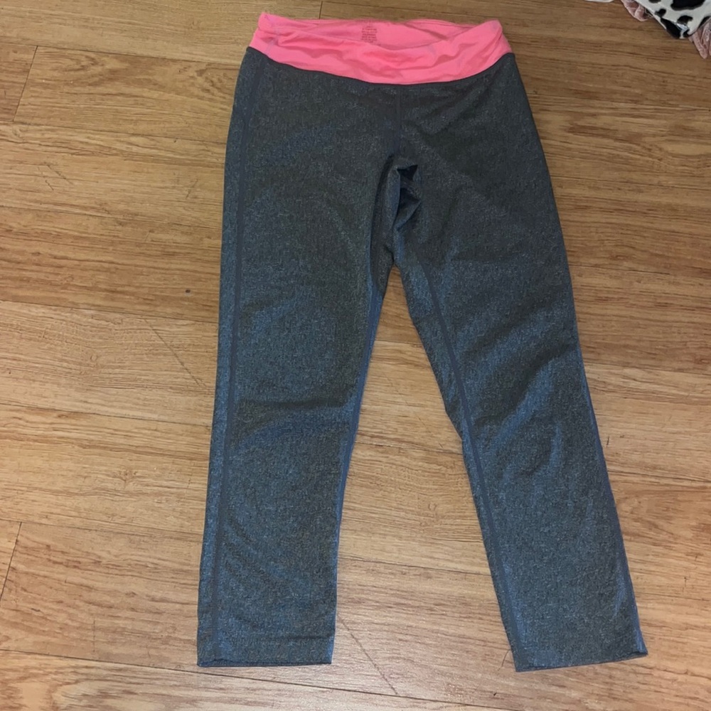 Grey workout leggings.